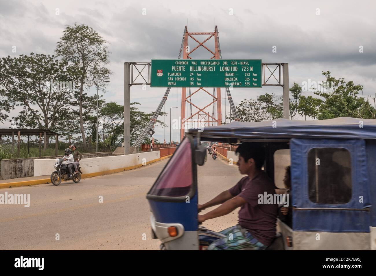 ©Olivier Donnars / Le Pictorium/MAXPPP - Olivier Donnars / Le Pictorium - 20/11/2019 - Perou / Madre de Dios - Dans la ville de Puerto Maldonado, la Route interoceanique, Reliant la cote est du Bresil a l'Ocean Pacifique, Construite a` grands renfort de pots de vins touches par les differents gouvernements qui se sont succedes. Sensee apporter la prosperite economique, elle a ete baptizee la Route du desespoir. Le trafic routier international y est assez faible et contribute a l'Expansion de l'activite miniere illegale dans d'autres parties de l'Amazonie peruvienne. Le mercure de contrebande y Stockfoto